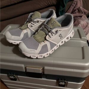 On Clouds size 8